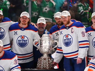 Hokejisti Edmontonu Oilers oslavujú postup do finále NHL.
