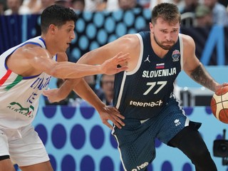 Simone Fontecchio a Luka Dončič.