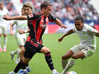 Mario Götze z Frankfurtu (vľavo).