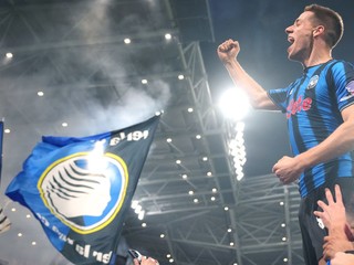 Hráč Atalanty Mario Pašalič (hore vpravo) oslavuje po tom, ako strelil tretí gól počas zápasu odvety play off o postup do osemfinále Ligy majstrov Atalanta Bergamo - Borussia Dortmund
