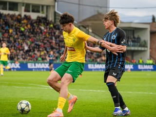 Na snímke hráč MŠK Žilina Tobiáš Pališčák (2) a hráč Club Bruggy Jessie Da Silva (72).
