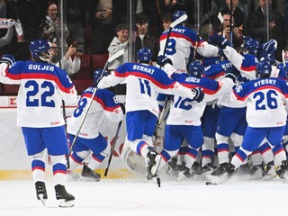Hráči Slovenska sa tešia z výhry nad Kanadou na MS U18 2026.