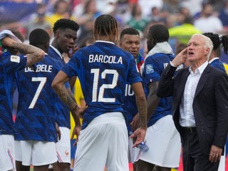 Tréner Didier Deschamps so svojimi hráčmi počas MS vo futbale 2026.