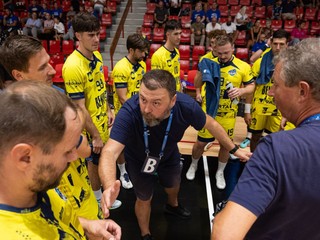 Na snímke uprostred hlavný tréner Bojníc Tomáš Mažár v zápase 1. kola Niké Handball Extraligy.