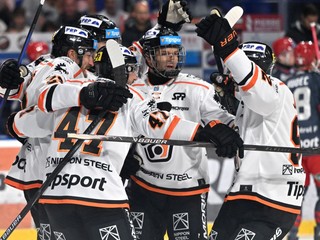 Hokejisti HC Košice sa radujú z gólu