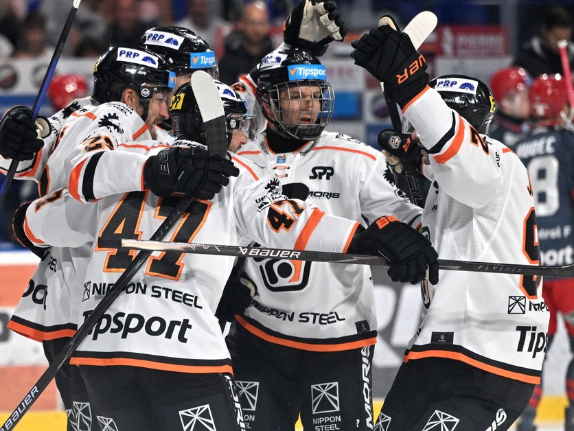 Hokejisti HC Košice sa radujú z gólu
