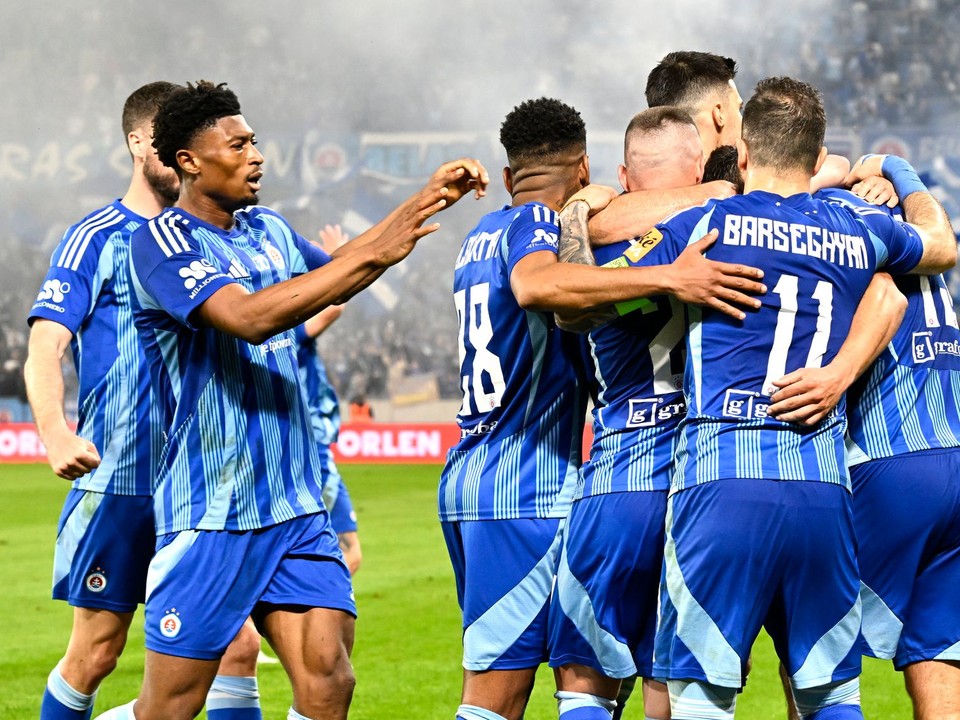 Futbalisti Slovana sa tešia z gólu.