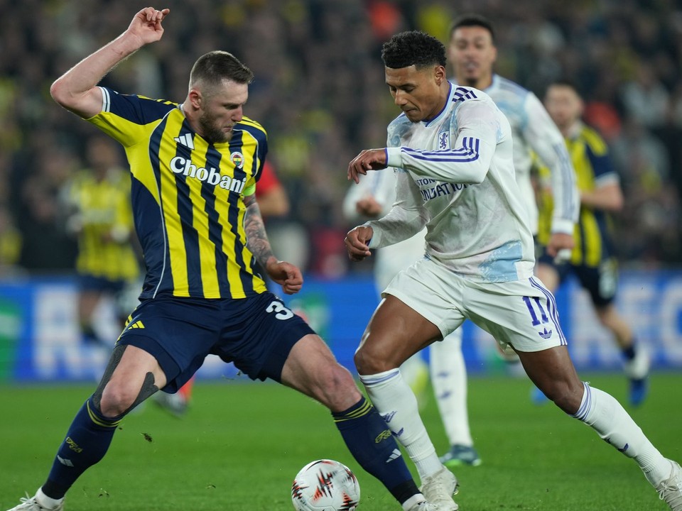 Slovenský hráč Fenerbahce Milan Škriniar (vľavo) bojuje o loptu s Olliem Watkinsom z Aston Villy počas zápasu 7. kola ligovej fázy Európskej ligy.