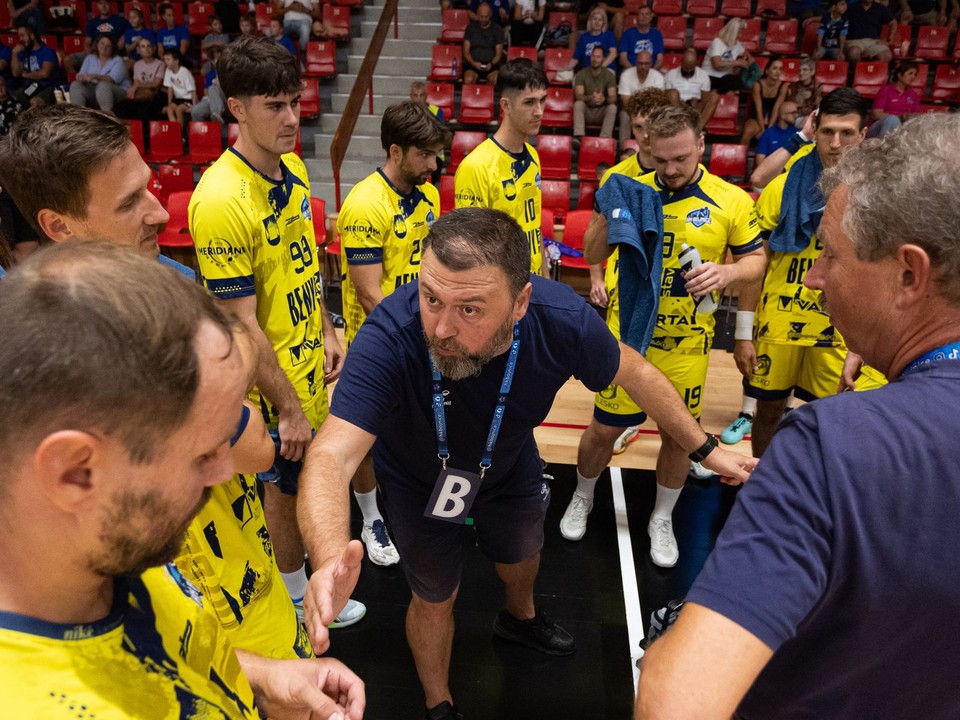Na snímke uprostred hlavný tréner Bojníc Tomáš Mažár v zápase 1. kola Niké Handball Extraligy.