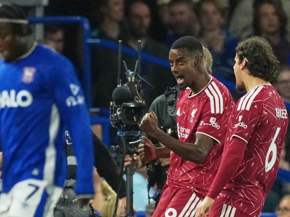 Hráč Liverpoolu Alexander Isak (uprostred) oslavuje so spoluhráčom Milosom Kerkezom po tom, ako strelil druhý gól v zápase.