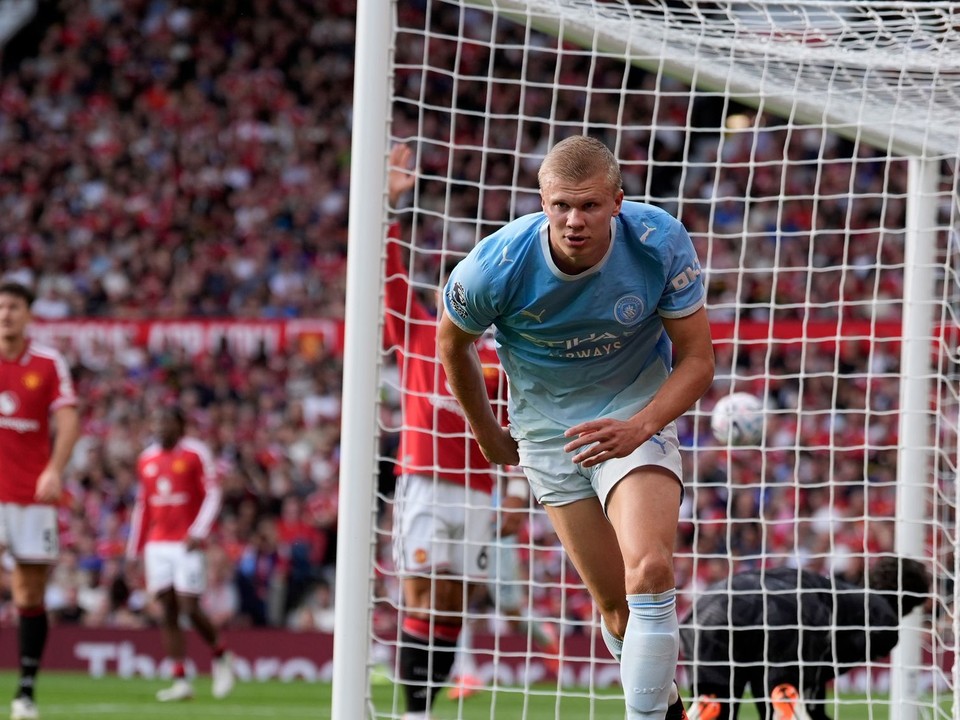 Erling Haaland v drese Manchestru City proti United.