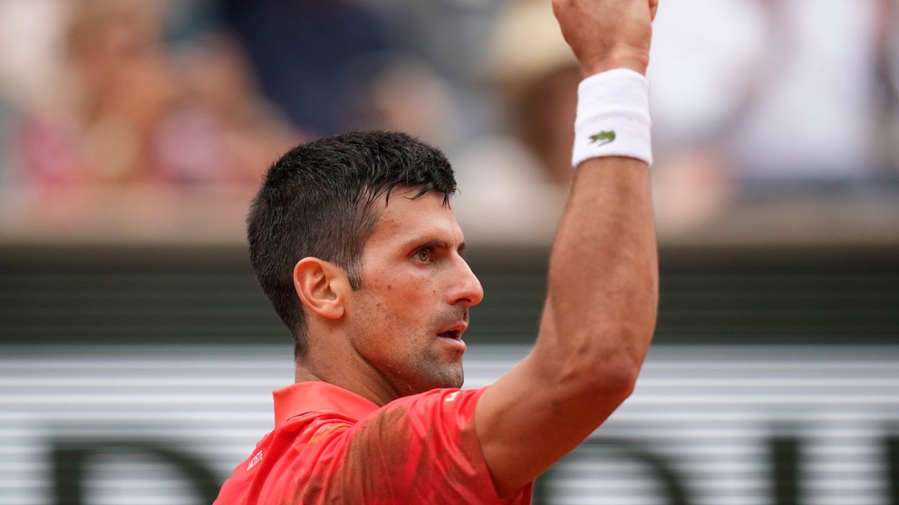 Novak Djokovič po vyhratej loptičke na Roland Garros 2023. 