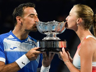 Francúzsko-chorvátsky pár Kristina Mladenovičová (vpravo) a Ivan Dodig pózujú s trofejou po zisku titulu.