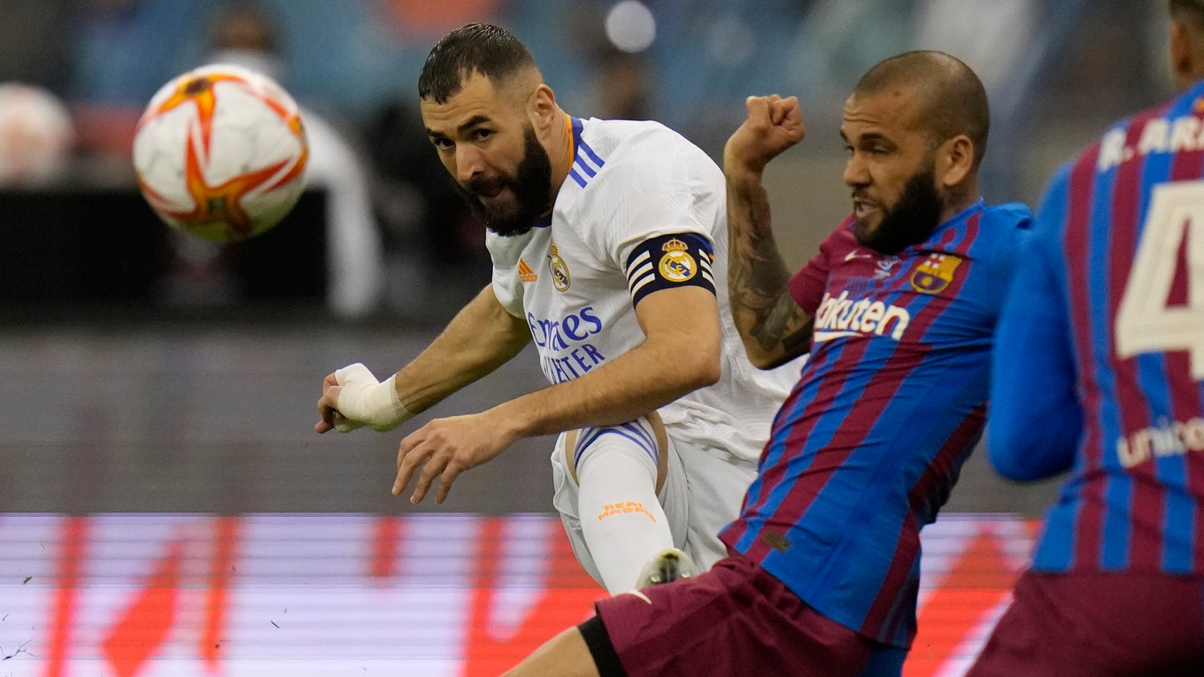 Karim Benzema a Dani Alves v zápase Real Madrid - Barcelona.