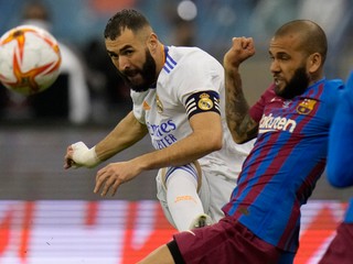 Karim Benzema a Dani Alves v zápase Real Madrid - Barcelona.