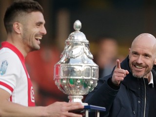Kapitán Ajaxu Amsterdam Dušan Tadič a tréner Erik ten Hag s majstrovskou trofejou.