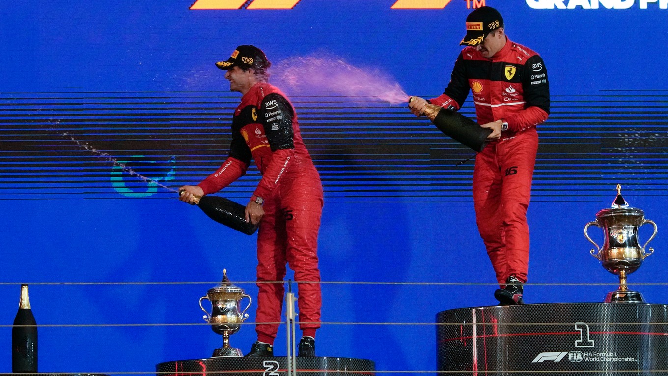Charles Leclerc a Carlos Sainz z Ferrari na pódiu.