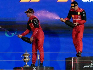Charles Leclerc a Carlos Sainz z Ferrari na pódiu.