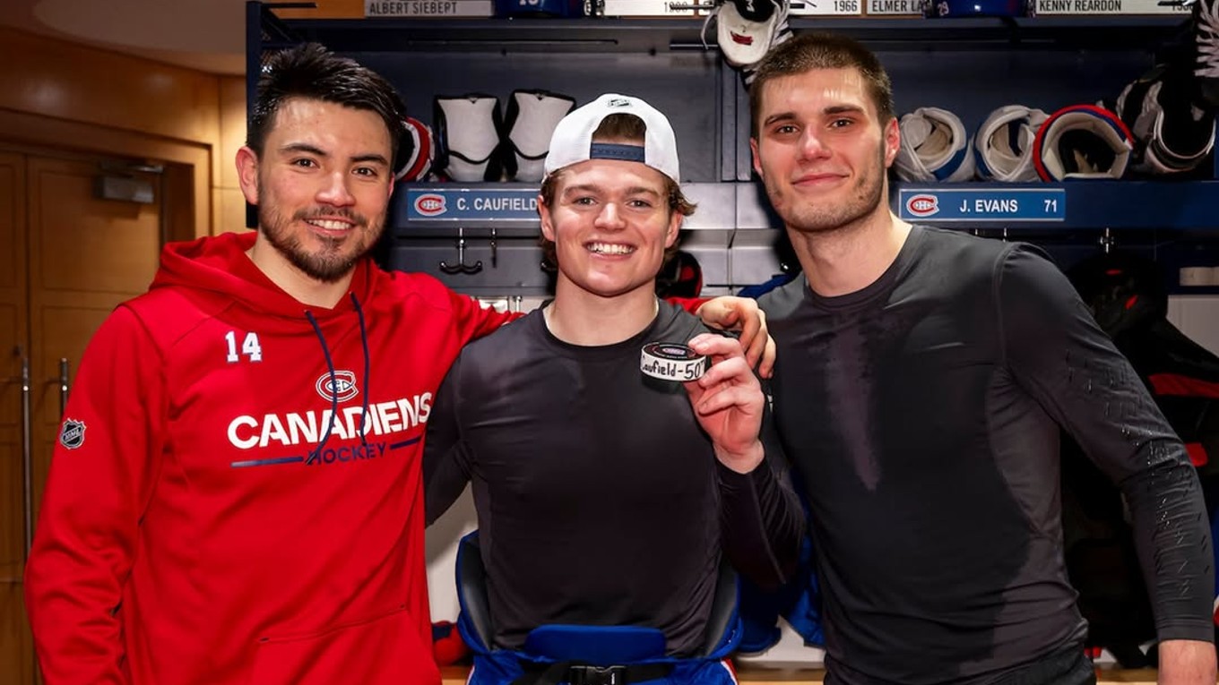 Nick Suzuki, Cole Caufield a Juraj Slafkovský v šatni Montrealu. 