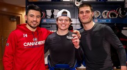 Nick Suzuki, Cole Caufield a Juraj Slafkovský v šatni Montrealu. 