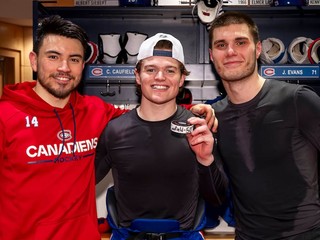 Nick Suzuki, Cole Caufield a Juraj Slafkovský v šatni Montrealu.