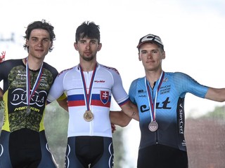 Zľava Pavol Rovder, víťaz Simon Nagy a Samuel Kováč na pódiu pretekoch MSR v cyklistike do 23 rokov 2023.