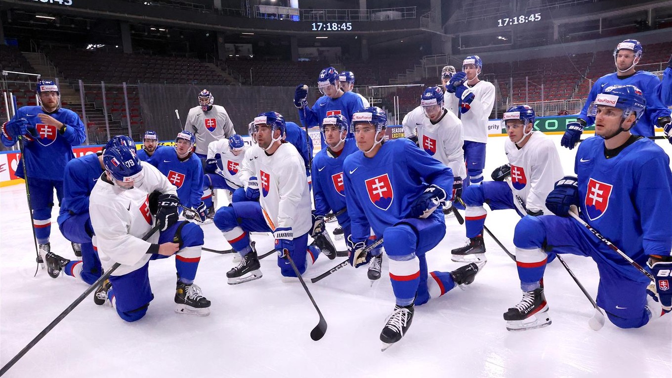 Slovenskí reprezentanti počas tréningu v Rige pred začiatkom MS v hokeji 2023.