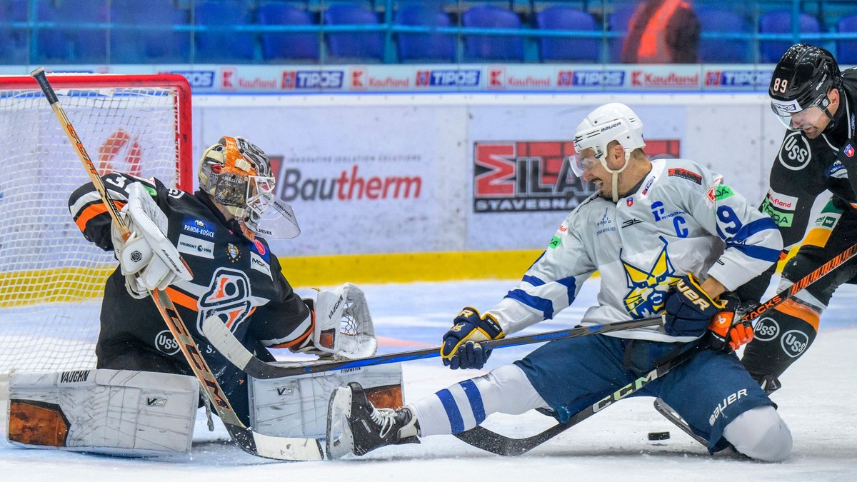 Brankár Jaroslav Janus, Branislav Rapáč a Jakub Ferenc v zápase HK Spišská Nová Ves - HC Košice v 9. kole Tipos extraligy.