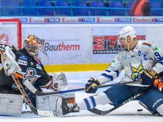 Brankár Jaroslav Janus, Branislav Rapáč a Jakub Ferenc v zápase HK Spišská Nová Ves - HC Košice v 9. kole Tipos extraligy.