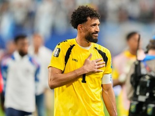 Brankár Kapverd Vozinha ďakuje fanúšikom po zápase s Argentínou na MS vo futbale 2026.