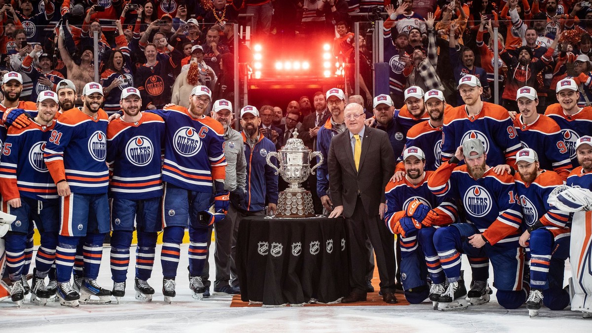 Edmonton Oilers s trofejou pre víťaza konferencie. 