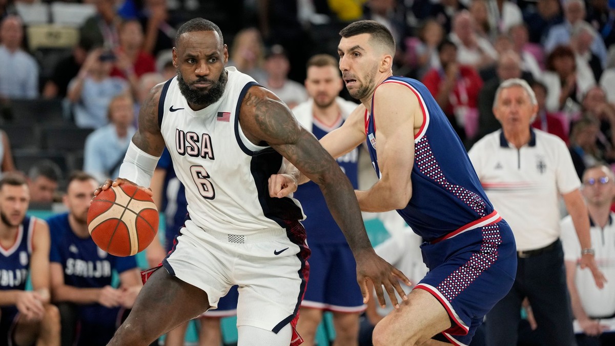 LeBron James a Ognjen Dobrič v zápase USA - Srbsko v semifinále olympijského turnaja na OH 2024 v Paríži.