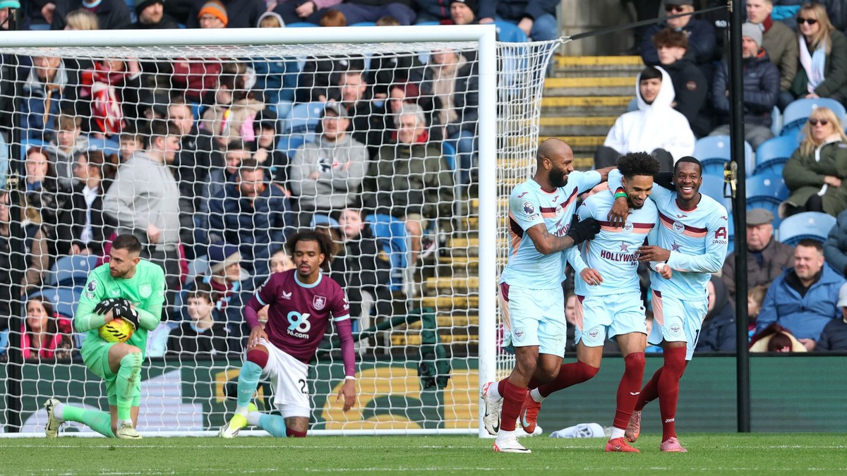 Momentka zo zápasu Burnley - Brentford.
