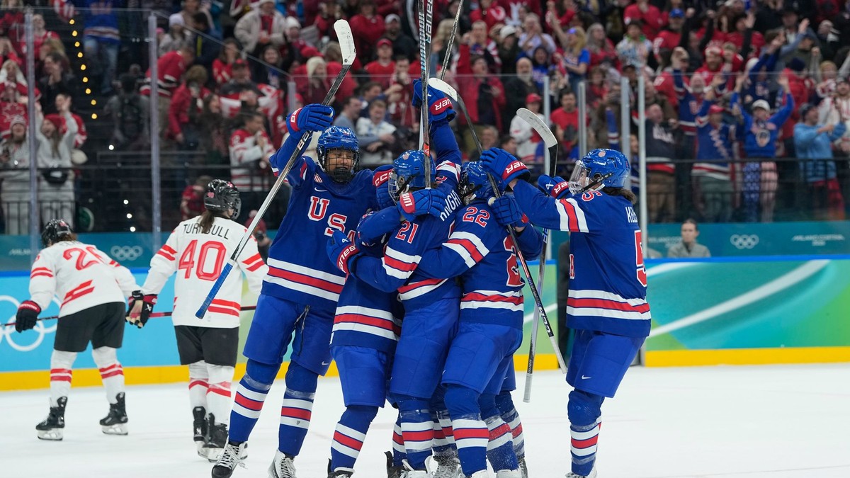 Americké hokejistky sa tešia z triumfu nad Kanadou.