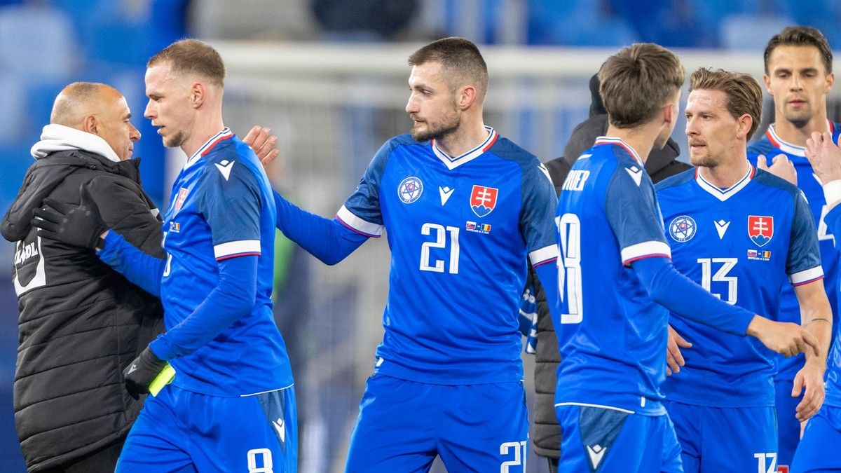 Tréner slovenskej reprezentácie Francesco Calzona ďakuje svojim hráčom po prípravnom zápase medzi Slovenskom a Rumunskom.