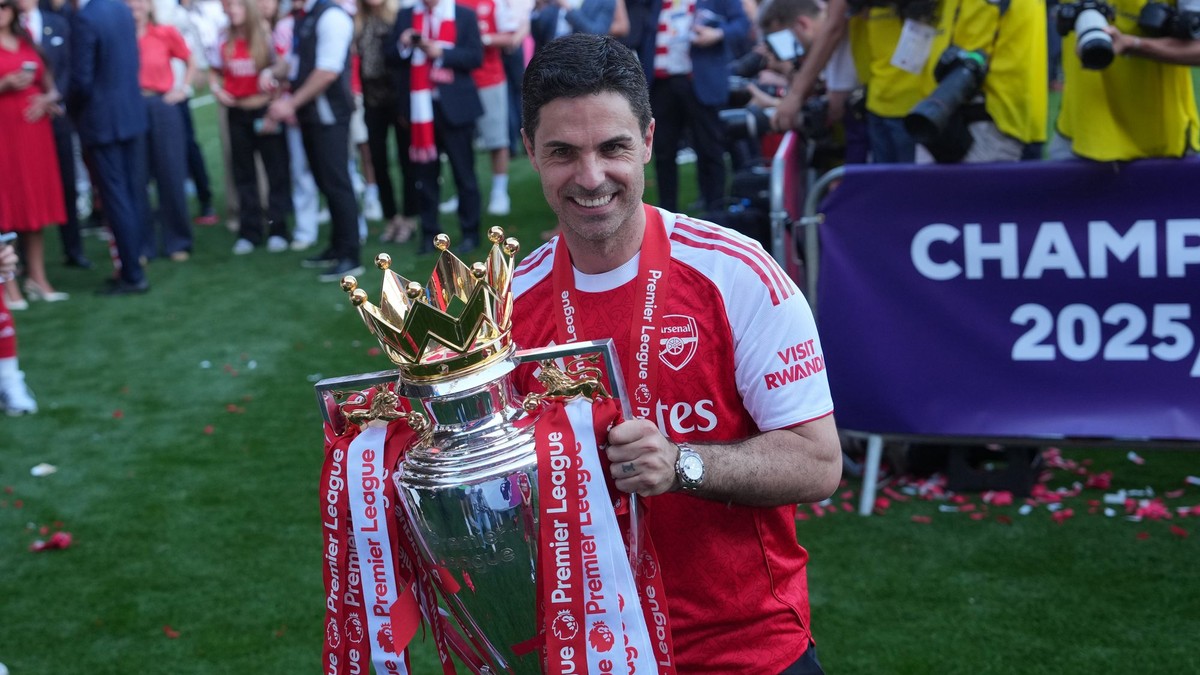 Tréner Arsenalu Mikel Arteta pózuje s trofejou po tom, ako jeho zverenci získali titul Premier League.