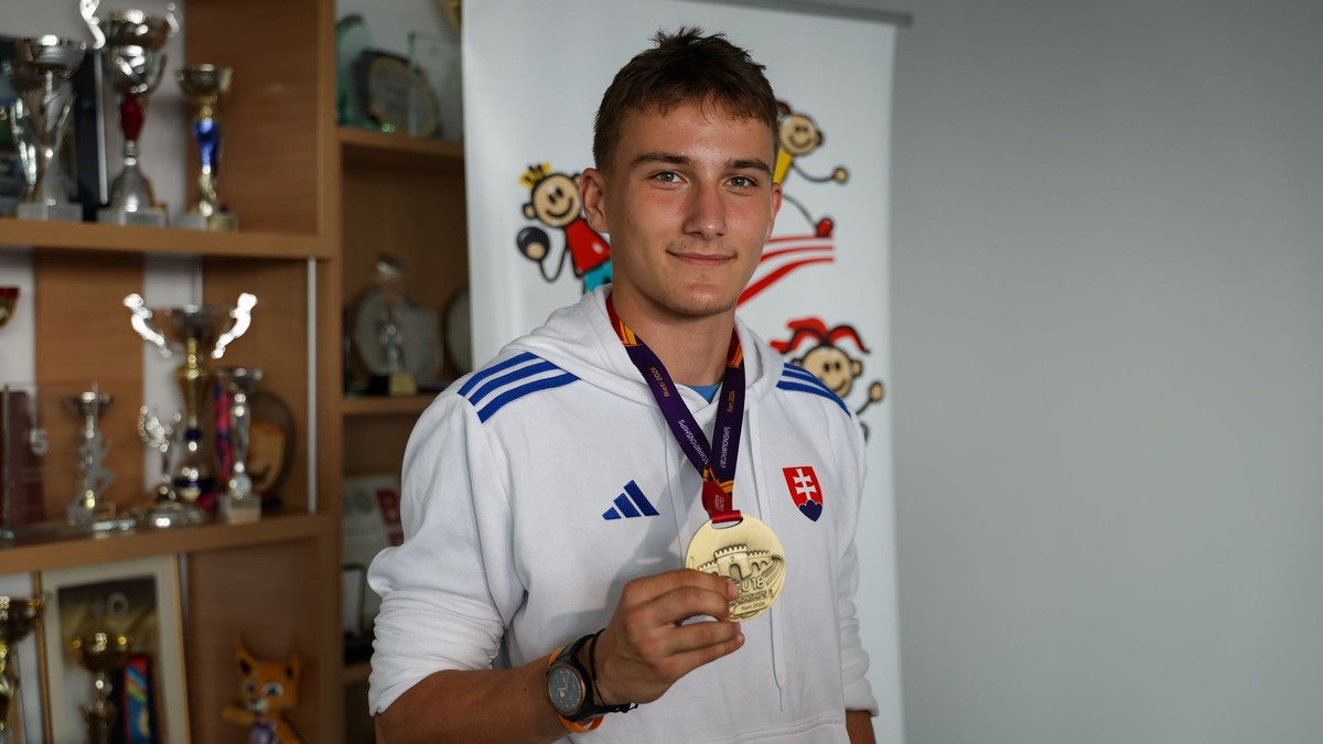Slovenský atlét Sebastian Karp pózuje po návrate z Majstrovstiev Európy do 18 rokov v talianskom Rieti.