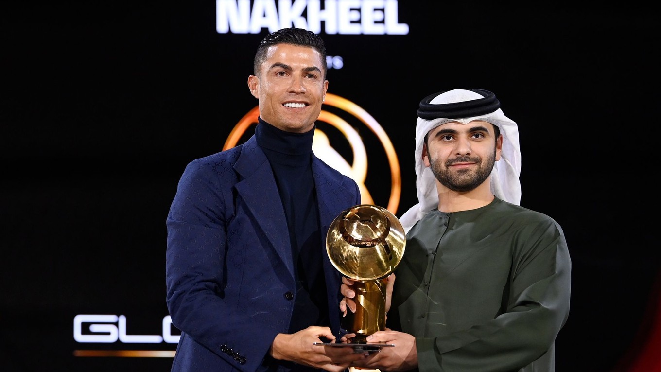 Cristiano Ronaldo s cenou Diega Maradonu na oceňovaní Globe Soccer Awards v Dubaji.