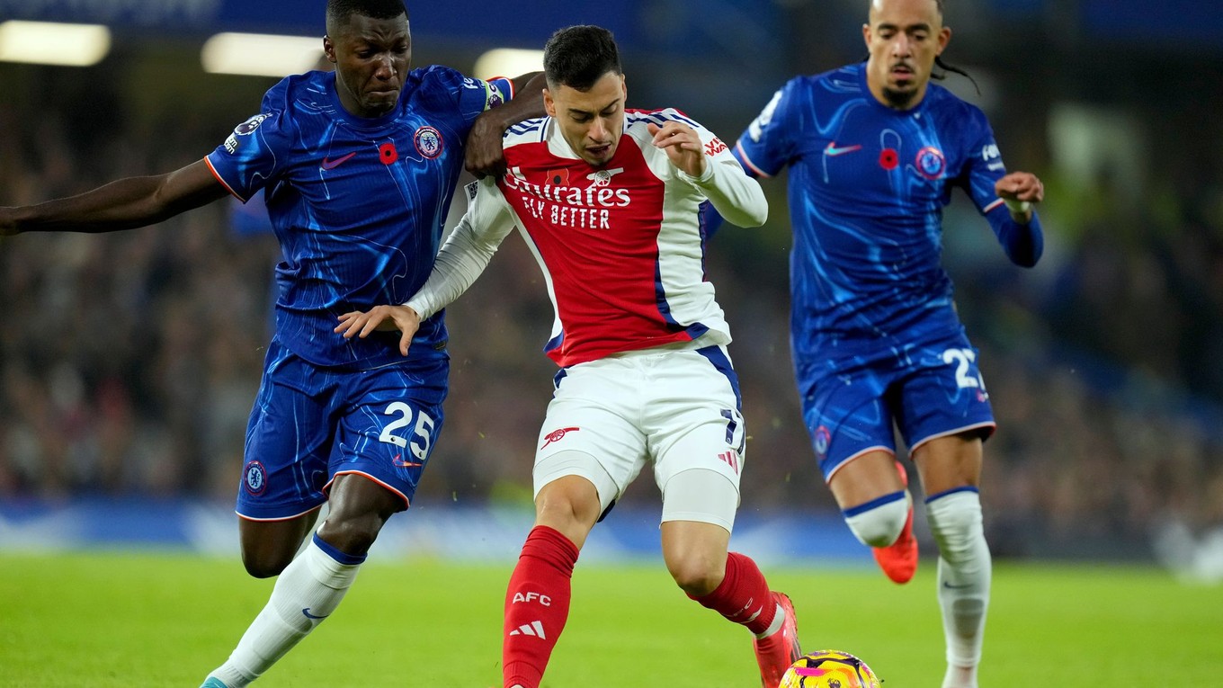 Martinelli v súboji o loptu s Caicedom.