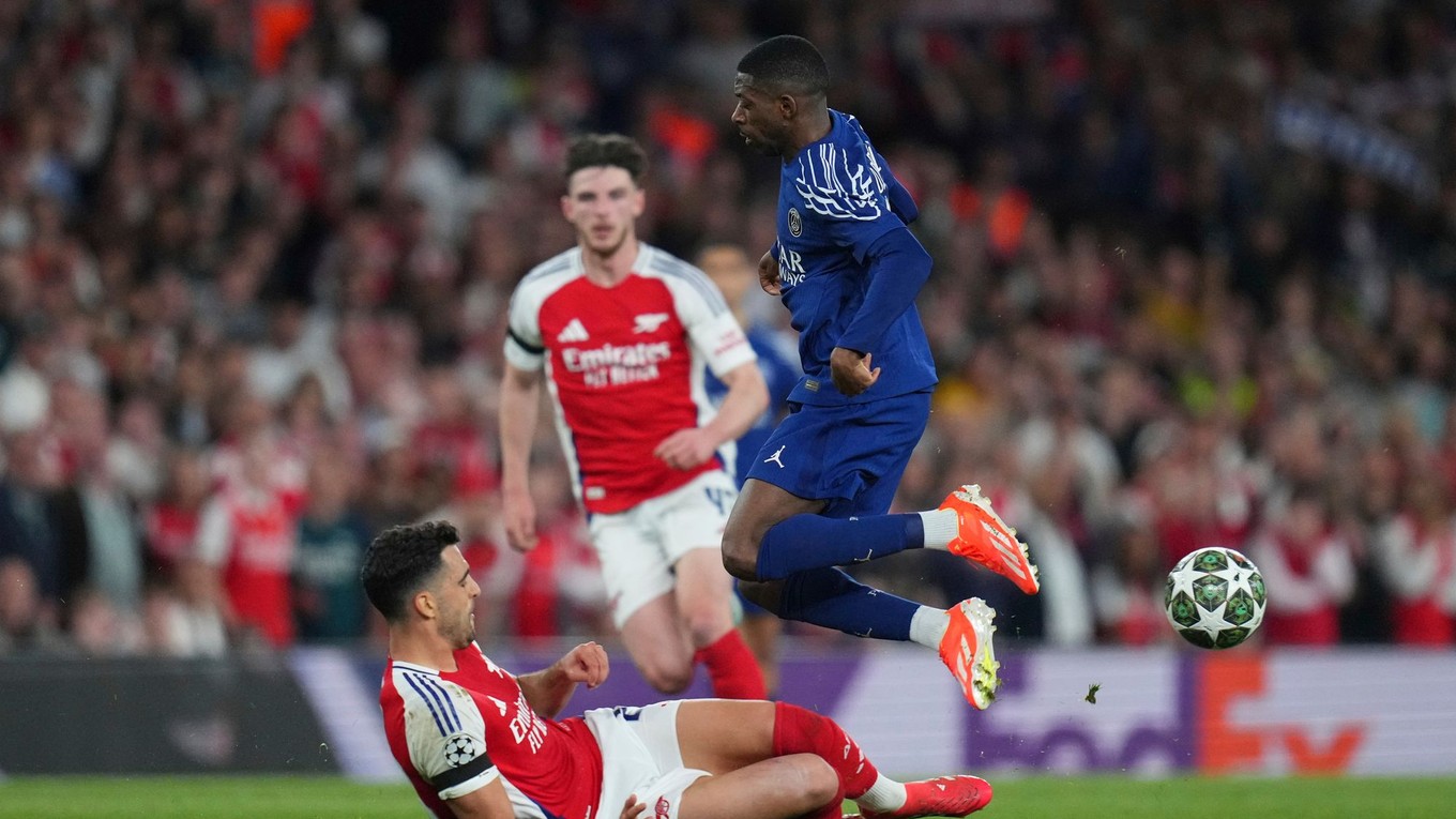 Fotka z úvodného zápasu semifinále Ligy majstrov: Arsenal - Paríž St. Germain.