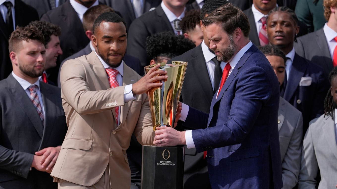 Viceprezident USA rozbil trofej víťazného tímu univerzitnej ligy amerického futbalu