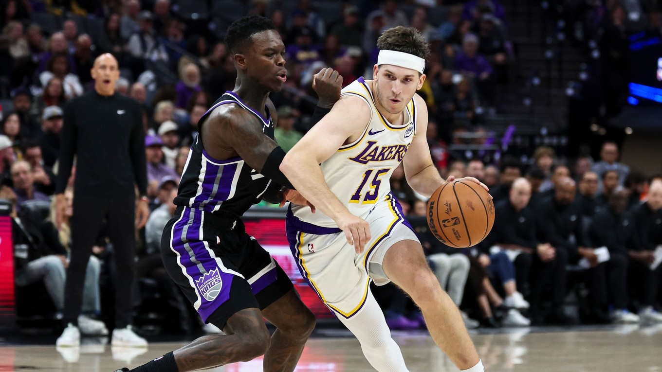 Basketbalista Los Angeles Lakers Austin Reaves (vpravo) a hráč Sacramenta Kings Dennis Schröder bojujú o loptu