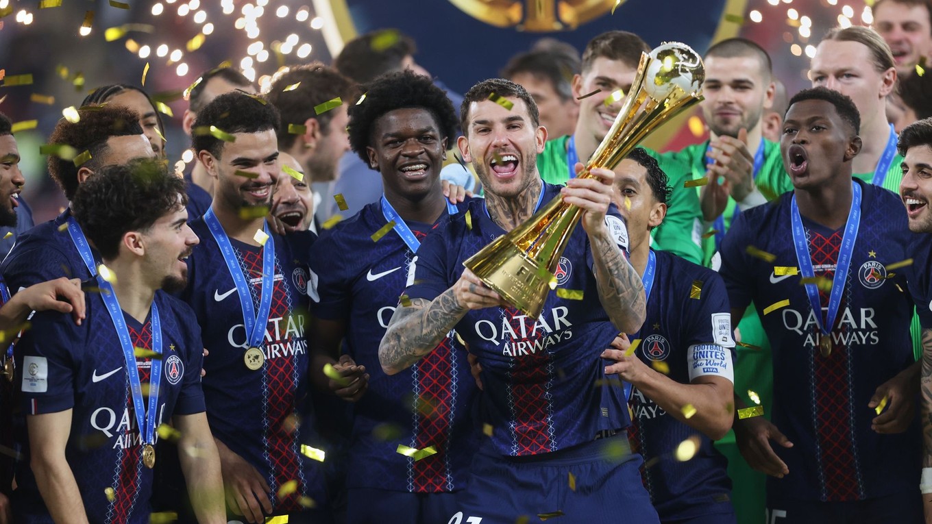 Hráč PSG Lucas Hernandez drží trofej po víťazstve vo finále Interkontinentálneho pohára FIFA