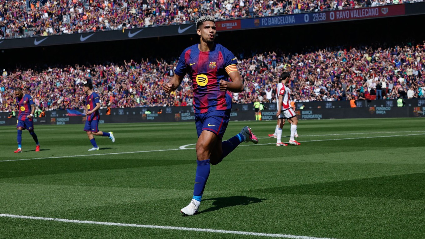 Hráč Barcelony Ronald Araujo sa raduje z gólu