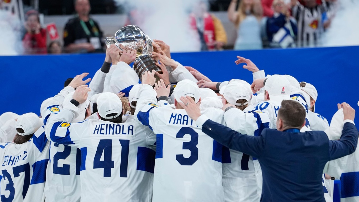 Fínsko oslavuje zisk zlatej medaily na MS v hokeji 2026.