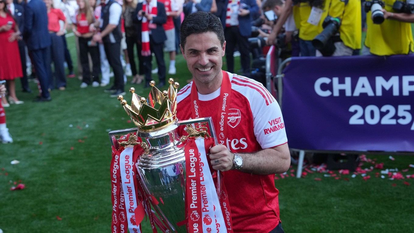 Tréner Arsenalu Mikel Arteta pózuje s trofejou po tom, ako jeho zverenci získali titul Premier League.