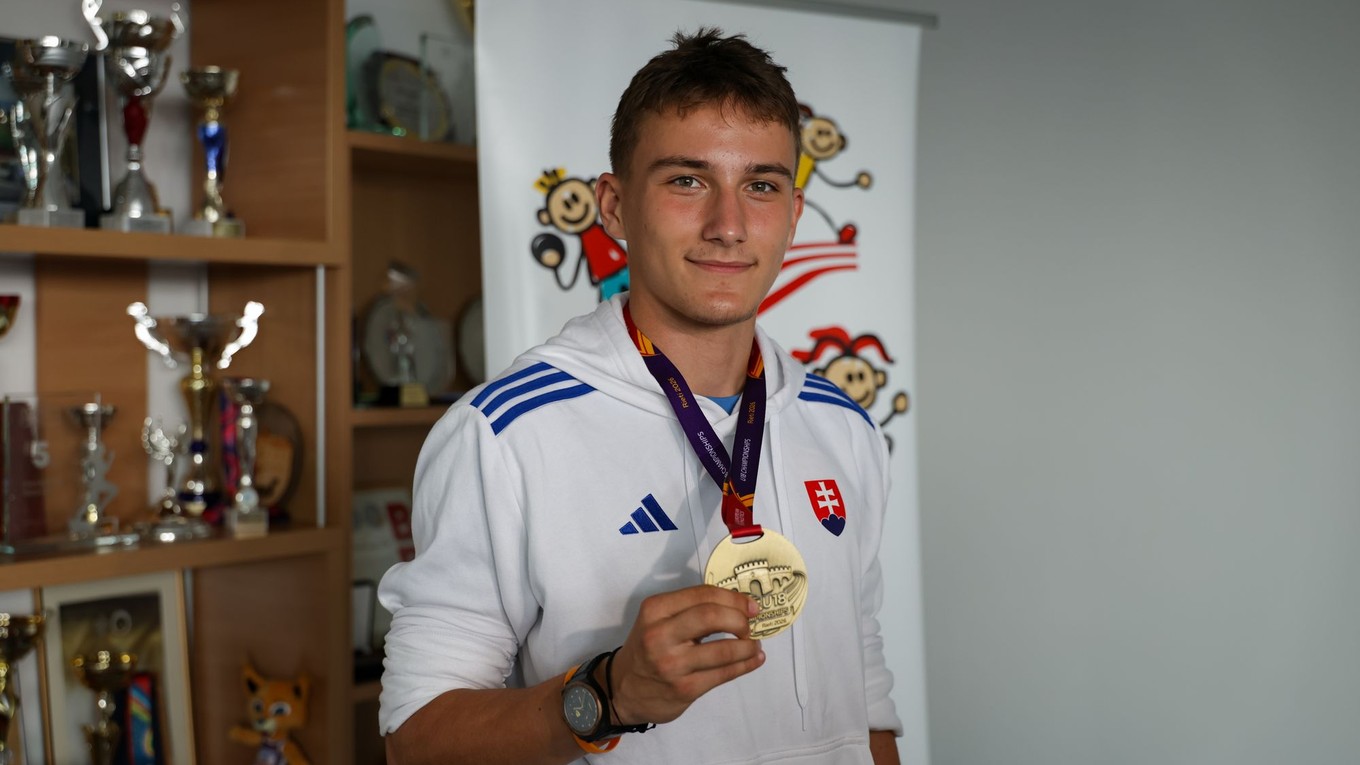 Slovenský atlét Sebastian Karp pózuje po návrate z Majstrovstiev Európy do 18 rokov v talianskom Rieti.