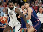 LeBron James a Ognjen Dobrič v zápase USA - Srbsko v semifinále olympijského turnaja na OH 2024 v Paríži.