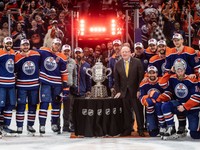 Edmonton Oilers s trofejou pre víťaza konferencie. 