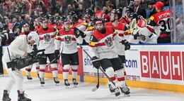 Hokejisti Rakúska sa tešia z gólu v zápase s Kanadou na MS v hokeji 2024.